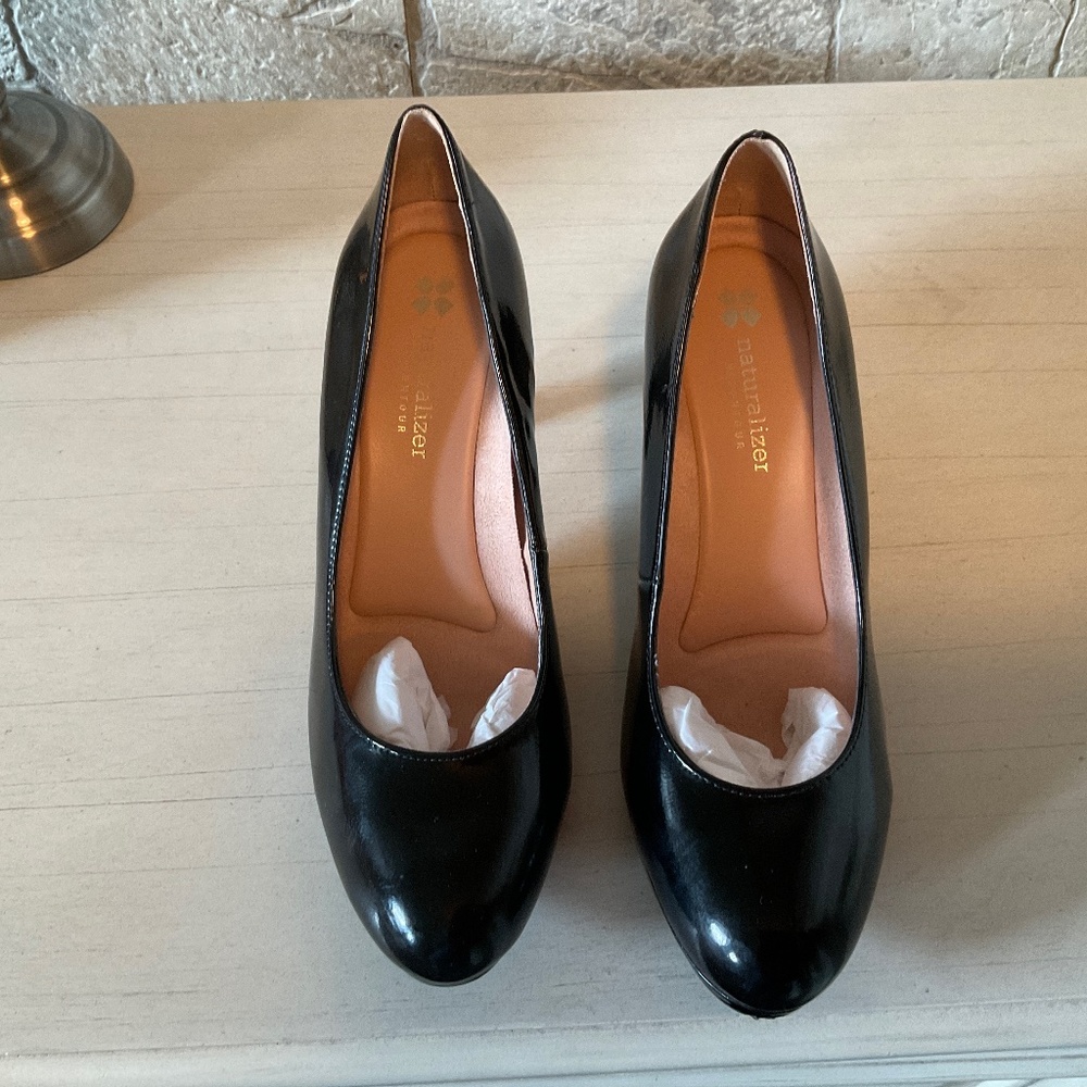 Womens naturalizer black patent leather closed toe pumps, like new 8M
